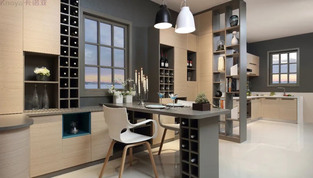 餐邊柜和餐桌融為一體，更節(jié)省空間