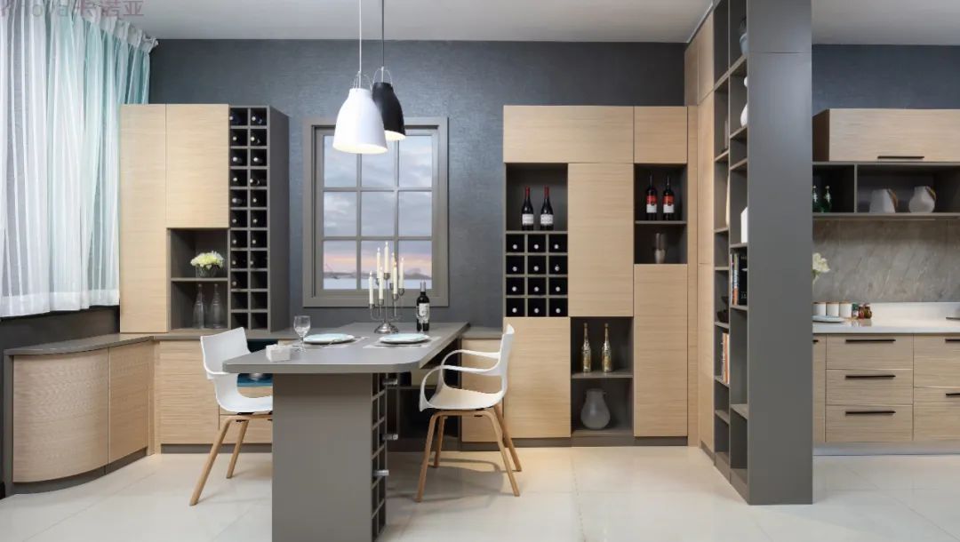 餐邊柜和餐桌融為一體，更節(jié)省空間